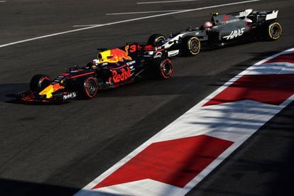 Daniel Ricciardo (izquierda) seguido por Kevin Magnussen.