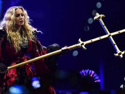 Madonna durant l'última actuació a Torí, Itàlia.