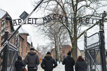 Puerta principal del campo de exterminio de Auschwitz (Polonia).