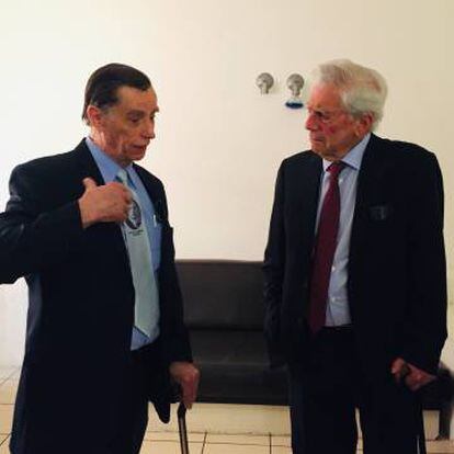 El escritor Mario Vargas Llosa y Jacobo Árbenz, hijo del expresidente de Guatemala