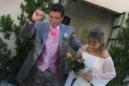 Una pareja de recién casados a la salida del Ayuntamiento de Leganés, donde celebraron su boda civil.
