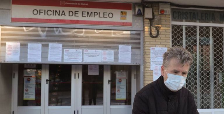 Un hombre pasa ante una oficina de empleo en Madrid.