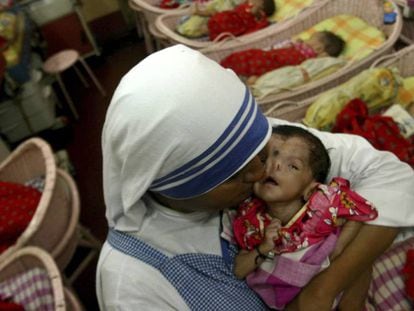 Una monja de la orden de la Madre Teresa en la India, con un bebé en brazos.