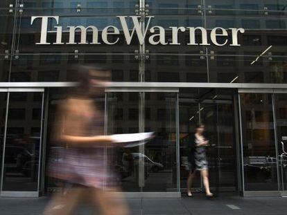 Puerta de la sede de Time Warner.