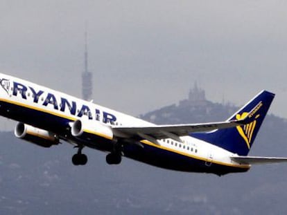 Un avió de Ryanair s'enlaira a l'aeroport del Prat.