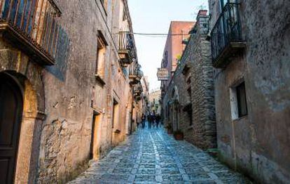 Una calle de la parte vieja de Erice, en Sicilia.