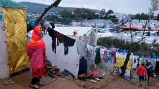 Una mujer, fuera del perímetro del campo de refugiados de Moria, en la isla griega de Lesbos, el pasado día 11 de marzo.