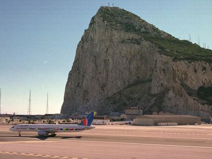 Imagen del aeropuerto de Gibraltar, con un avi&oacute;n despegando y el pe&ntilde;&oacute;n al fondo.