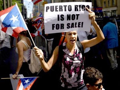 Protesta en Nueva York contra ejecutivos de fondos financieros que invierten en Puerto Rico, cuya deuda asciende a 73.000 millones de d&oacute;lares