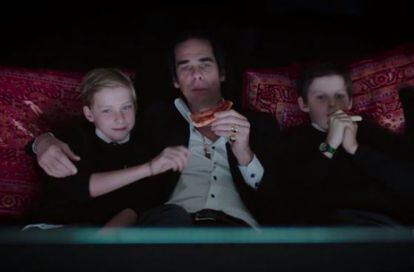 Nick Cave con sus dos hijos en el documental '20.000 días en la Tierra'. Arthur es el de la izquierda.