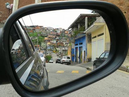El espejo de un automóvil en una favela de Brasil. 