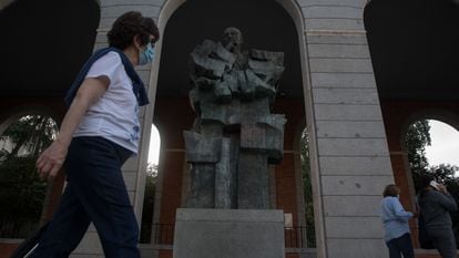 Estatua de Francisco Largo Caballero, en el paseo de la Castellana, en Madrid.