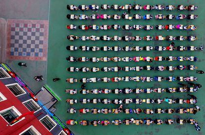 Un grupo de estudiantes chinos y sus padres participan en un concurso de ajedrez durante una jornada de puertas abiertas en una escuela primaria en Shenyang, provincia de Liaoning, nordeste de China.