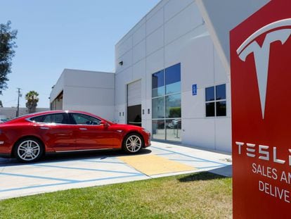 Un punto de venta y servicio de Tesla en California, Estados Unidos.