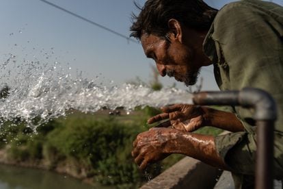 Pakistán es el quinto país más poblado del planeta, con una población de más de 240 millones de personas, y es además vecino del primer y segundo país con mayor número de habitantes: China e India. A pesar de causar menos del 1% de las emisiones globales de gases de efecto invernadero, según el informe de la Convención Marco de Naciones Unidas sobre el Cambio Climático de 2021, Pakistán es uno de los más vulnerables al cambio climático. El calor extremo está batiendo récords en el país y ejerciendo una enorme presión sobre la salud y los medios de subsistencia de las comunidades paquistaníes vulnerables. El pasado 1 de junio de 2023, la temperatura en la provincia de Sindh alcanzó los 47 grados centígrados.