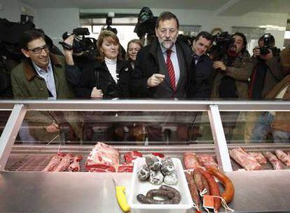 Mariano Rajoy durante su visita a la Plaza del Mercado de Mahón, acompañado por la presidenta del PP de Baleares, Rosa Estarás.