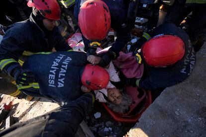 Equipos de rescate sacan a una superviviente de entre las ruinas de un edificio, este martes, en Kahramanmaras, Turquía. 