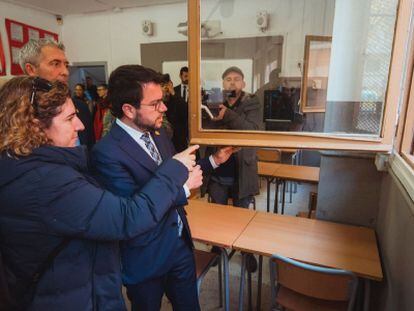 El presidente Pere Aragonès observa las ventanas de madera del instituto Pompeu Fabra de Badalona, este miércoles.