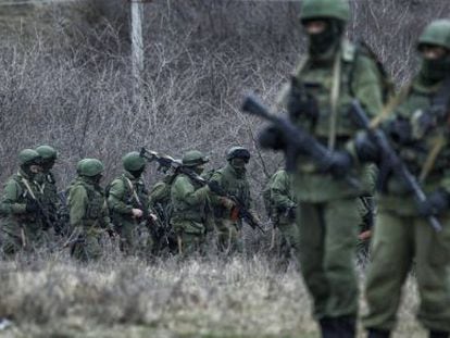 Soldados rusos marchan alrededor de una base ucrania en Perevalnoye, a las afueras de Simferópol.