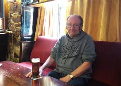 Owen Vincent en el pub Kings Arms de Penryn.