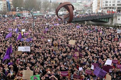 Las manifestantes hacen el gesto del feminismo durante la marcha del 8M que ha recorrido este viernes las calles de la capital vizcaína.