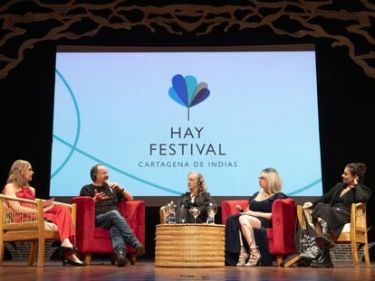 Inés Santaeulalia, Philippe Sands, Rebecca Solnit, Brigitte Baptiste y Eliane Brum, durante el panel 'Ecocidio y y lucha por la biodiversidad' en el Hay Festival.