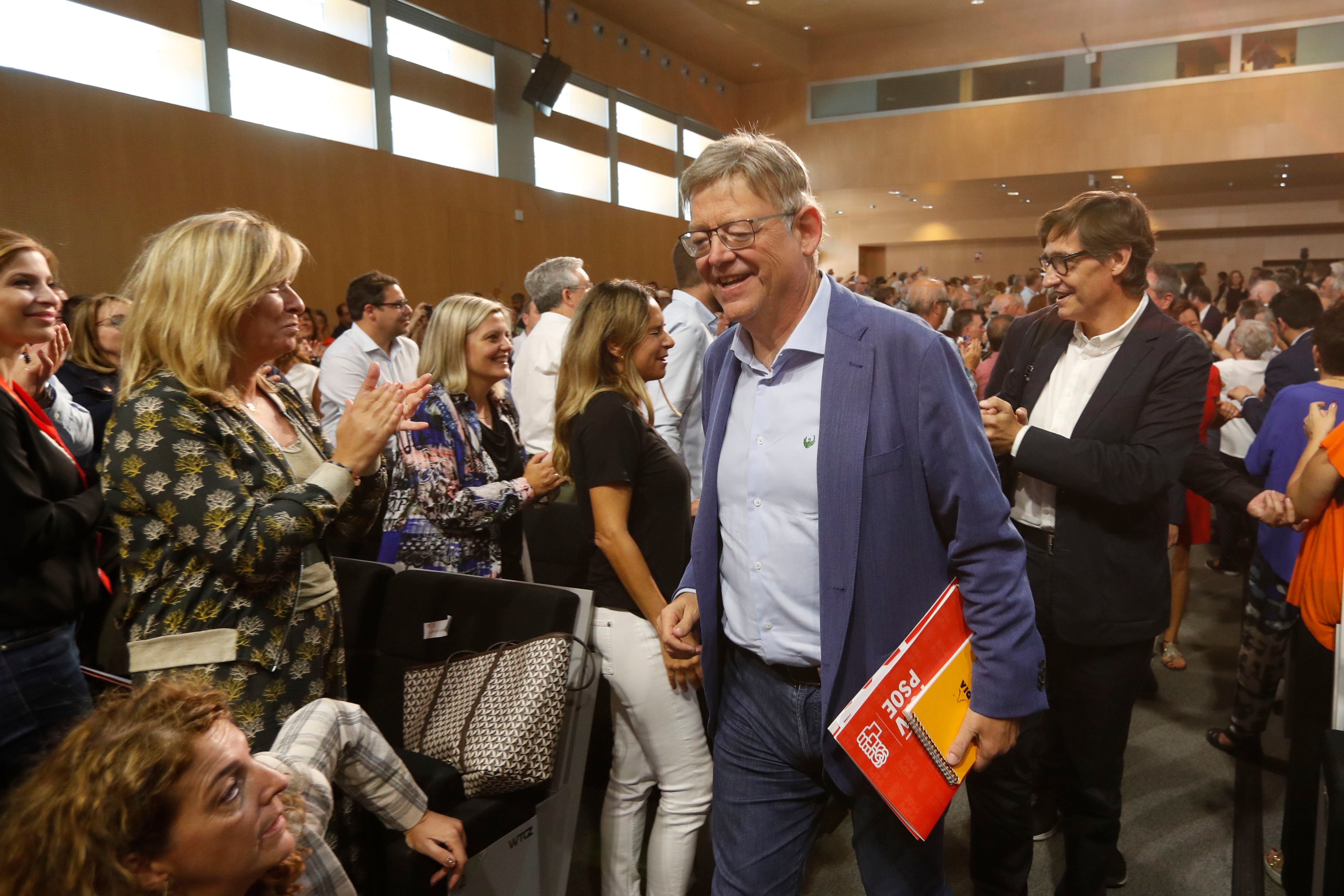 El presidente valenciano, Ximo Puig (en primer termino), y el líder del PSC, Salvador Illa, a su llegada a la reunión del Consejo Político Federal del PSOE, este sábado, en Zaragoza. 