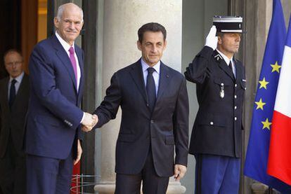 Papandreu saluda a Sarkozy, ayer a la entrada del palacio del Elíseo en París.