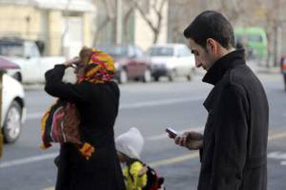 Un hombre utiliza su teléfono móvil en la calle. EFE/Archivo