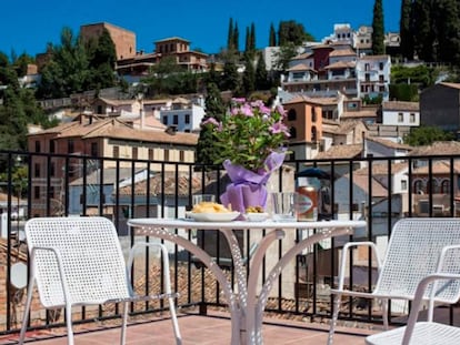 Terraza del hotel Molinos, en Granada, con vistas a la Alhambra. 