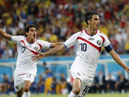 Jugadores de Costar Rica celebran un gol ante Grecia.