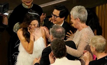 Michelle Yeoh llora de emoción tras recibir el Oscar a la mejor actriz por 'Todo a la vez en todas partes'. 