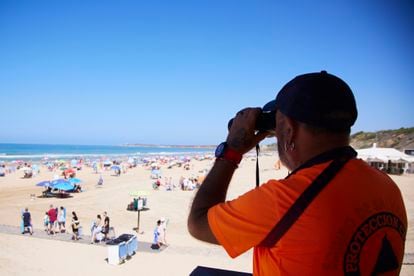 Un vigilante de la playa observa a los bañista en la playa de la Fontanilla en Conil de la Frontera, a 8 de julio de 2023 en Cádiz.