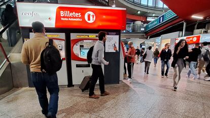 Usuarios de los trenes de Cercanías en la Estación de Atocha en Madrid, el pasado 18 de octubre.