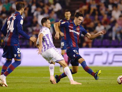 Nikola Vukcevic disputa un balón con Míchel durante el partido entre el Valladolid y el Levante.