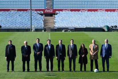 Funcionarios de la Conmebol durante el anuncio de la candidatura conjunta de Argentina, Chile, Paraguay y Uruguay para hospedar el Mundial 2030, en el Estadio Centenario de Montevideo.