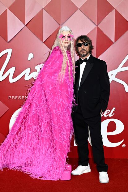La modelo Kristen McMenamy junto a Pier Paolo Piccioli, director creativo de Valentino y gran triunfador de la noche.