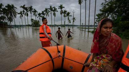El Cuerpo Nacional de Respuesta a Desastres rescata a unos campesinos de unas inundaciones en Korora, una aldea de Gauhati, en India, el 17 de junio de 2022.
