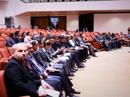Los escasos diputados que asistieron al pleno para elegir al presidente de la República de Irak, el lunes en Bagdad.