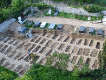 Aspecto del cementerio adyacente a la prisión de Valdenoceda tras la exhumación.