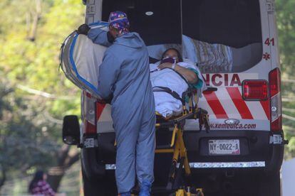 Una mujer llega grave al Hospital de Los Venados en Ciudad de México el día 09 de enero de 2022.