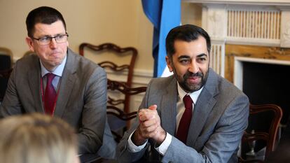 El ministro principal de Escocia y líder del Partido Nacional Escocés (SNP), Humza Yousaf (derecha), en Edimburgo, el pasado 31 de marzo.