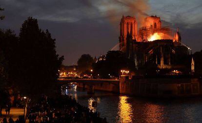 FOTOGALERÍA | Notre Dame, seis meses después. En la imagen, la noche del incendio.