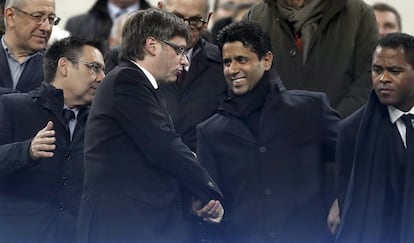 Carles Puigdemont saluda al presidente del PSG Nasser Al-Khelaïfi.
