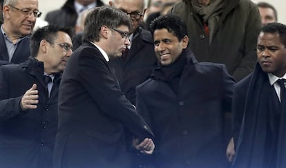 Carles Puigdemont saluda al presidente del PSG Nasser Al-Khela&iuml;fi. 