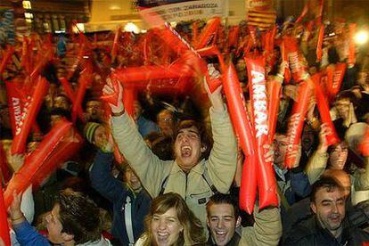 Miles de ciudadanos celebran en Zaragoza la votación de la Expo 2008.