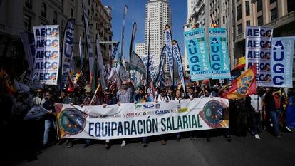 Asistentes a la manifestación convocada por sindicatos y asociaciones de la Policía Nacional y la Guardia Civil, a su paso por la Gran Vía madrileña, este sábado.