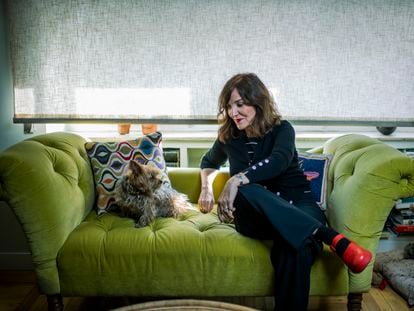 La escritora Elvira Lindo, retratada en su casa de Madrid el día 14 junto a su perra 'Lolita'.