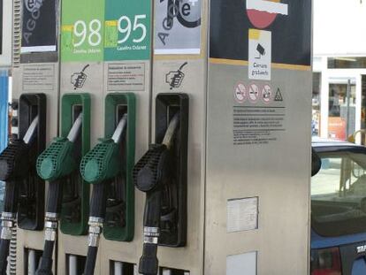 Un hombre pone gasolina a su coche en un surtidor de una gasolinera de Repsol en San Javier (Murcia). EFE/Archivo