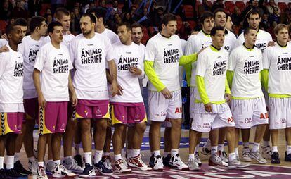 Los jugadores del Banca Cívica (a la izquierda) y los del Caja Laboral, que se enfrentaron ayer en Sevilla, salieron a la cancha luciendo camisetas con un mensaje de ánimo a Manel Comas, que fue entrenador de ambos conjuntos y sufre cáncer.
